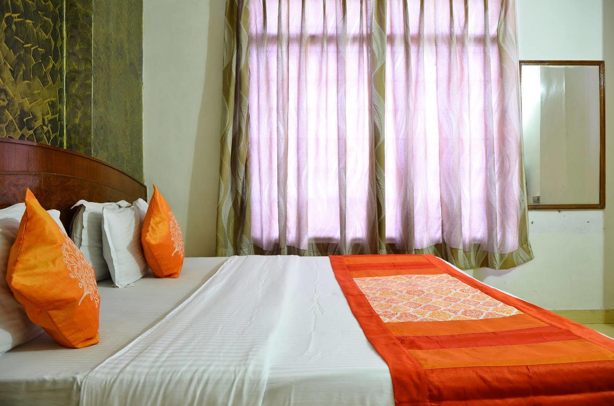 Airport Hotel Paradise International Ню Делхи Екстериор снимка